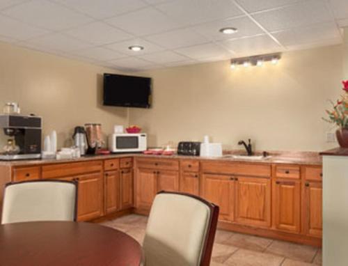 Hilltop Inn Pittsburgh Crafton Extérieur photo